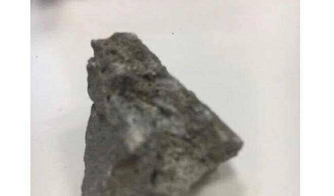 Sarno, paura nel centro storico: sassi contro auto e persone