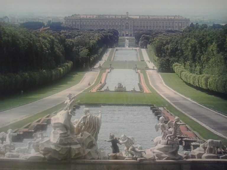 Caserta: chiosco abusivo vendeva gadget nei pressi della Reggia