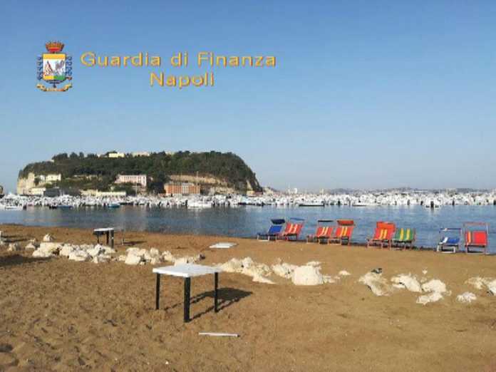 foto napoli lido sequestrato