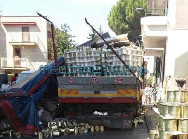 camion contro balcone (1)