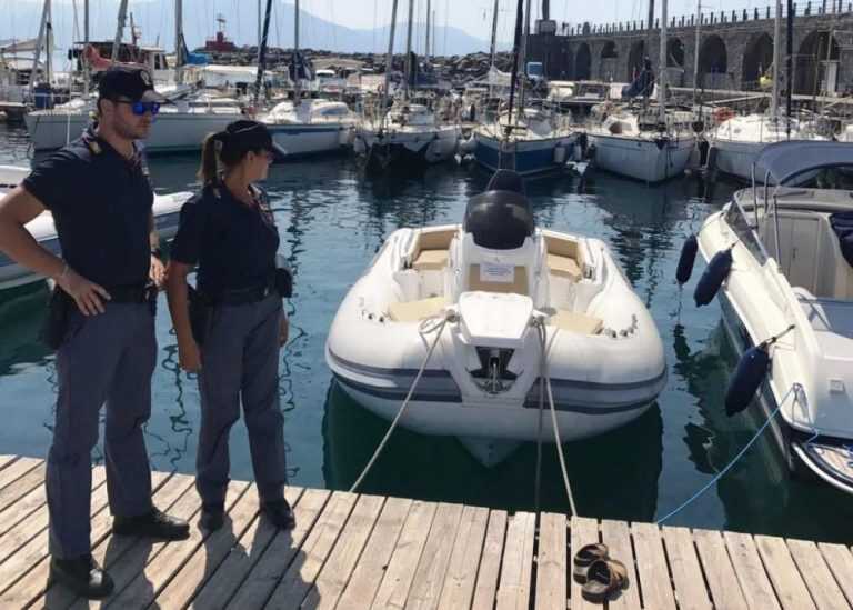 Salerno, gommone disperso, 4 persone a bordo