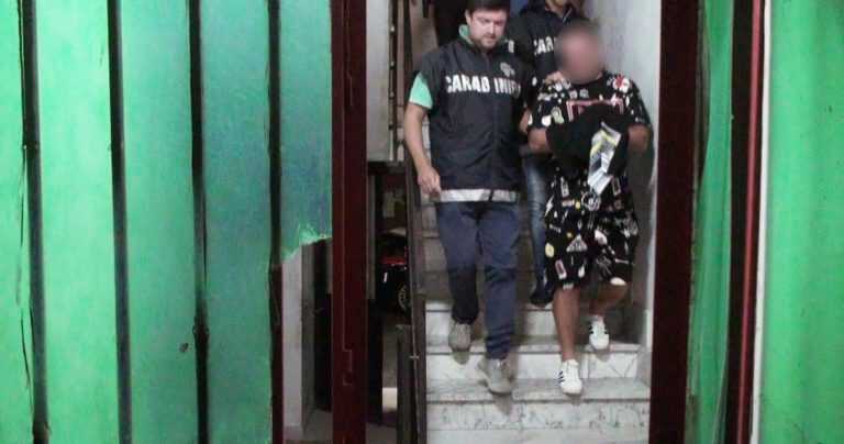 Camorra e racket con mitraglietta in bella mostra: manette a tre affiliati del clan ‘mele’