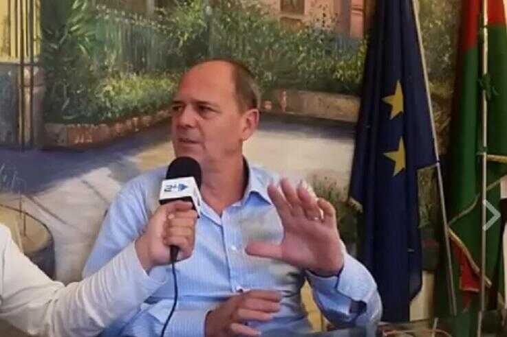 Pagani, stalking al sindaco Bottone: ex dipendente comunale ai domiciliari