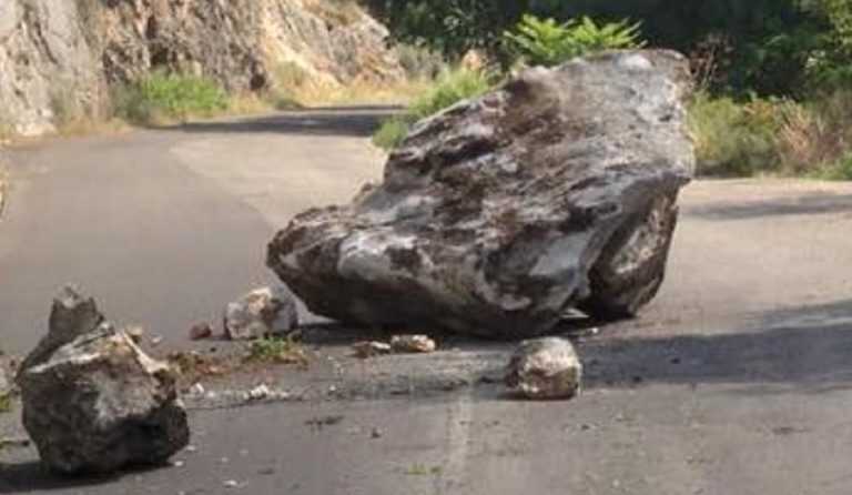 Positano – Chiuso un tratto di strada per caduta massi.