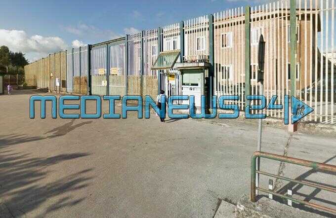 Pestaggio nel carcere di Fuorni a padre e figlio: Dda chiede il processo per 9