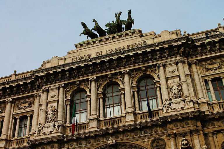 Salerno, truffata da un agente assicurativo per 80 milioni di euro