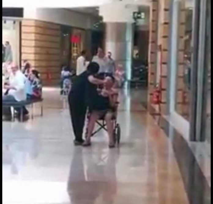 maltrattamenti anziana sedia a rotelle