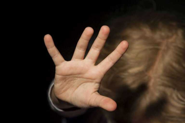 Violenza domestica, in farmacia chiedi la mascherina 1522.