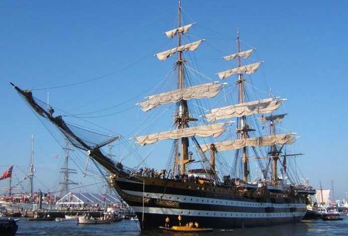 Marina Militare – La “Amerigo Vespucci” suona le musiche di Morricone