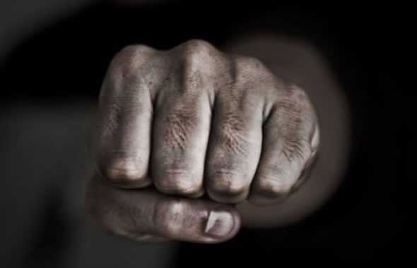 Sarno, gli sferra un pugno in pieno volto: “Mi hai mandato i carabinieri a casa”