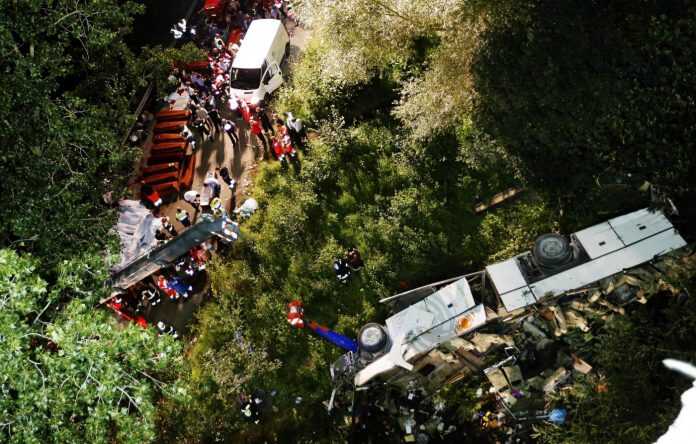 Orrore in autostrada, autobus precipita in una scarpata