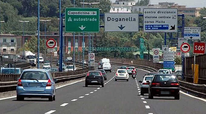 Travolge una coppia di motociclisti e scappa: denunciato imprenditore salernitano