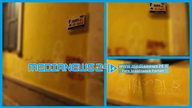 Angri. Scritte sul muro adiacente al Forum dei Giovani