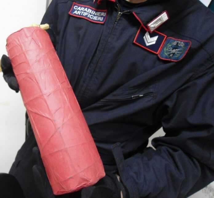 LA BOMBA TROVATA NEL SOTTOTETTO