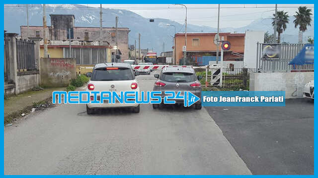 Angri / Scafati – Passaggio a livello di via Salice e Palmentelle chiusi. Disagi e caos.