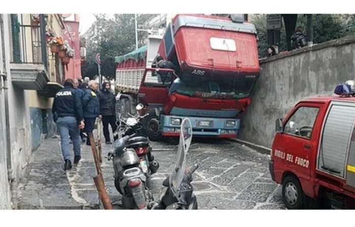 Corbara – Tir finisce contro muro. Nessun ferito.