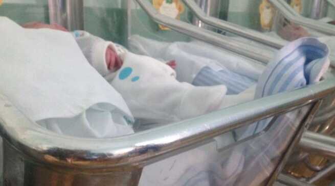 neonato maschio culla