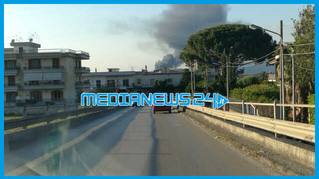 Fiamme avvolgono azienda ortofrutticola a Poggiomarino