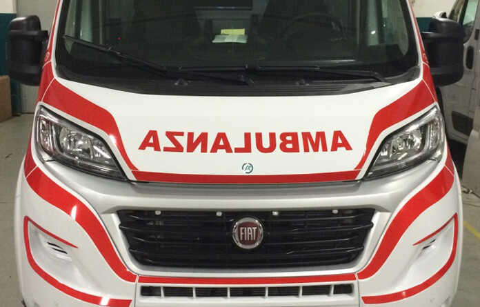 Auto finisce in un dirupo, sei feriti