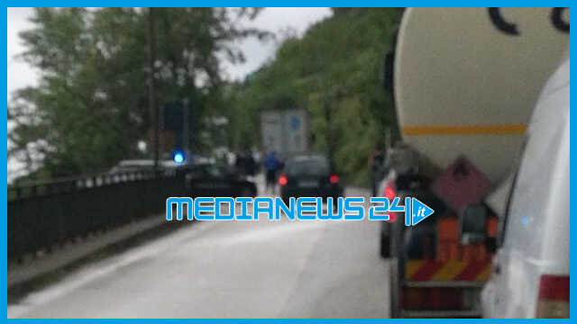 Auto slitta e finisce contro un tir. Incidente su via Esterna Chiunzi a Corbara