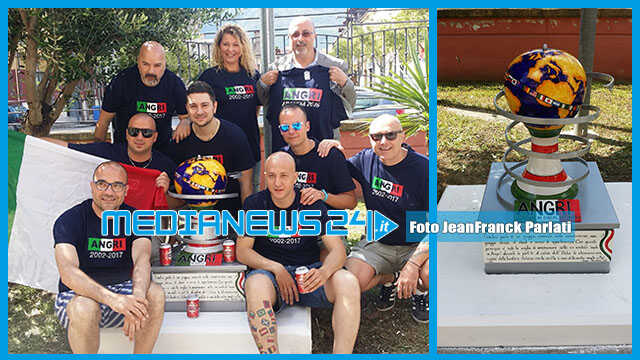 Angri. Scultura simbolo di “Angri Tricolore” posta all’esterno del Comune