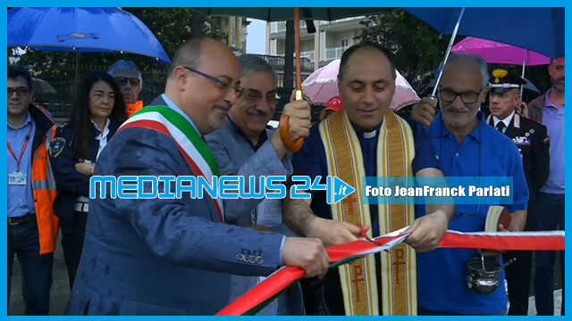 Angri. Pioggia battente non ferma l’inaugurazione del sottopasso