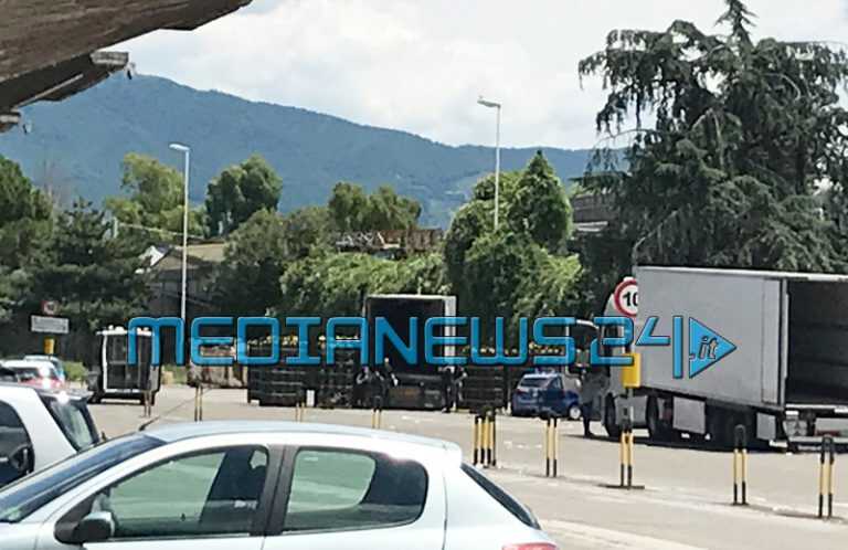 Pagani, rapina al titolare di uno stand del mercato: solo uno parla davanti al giudice