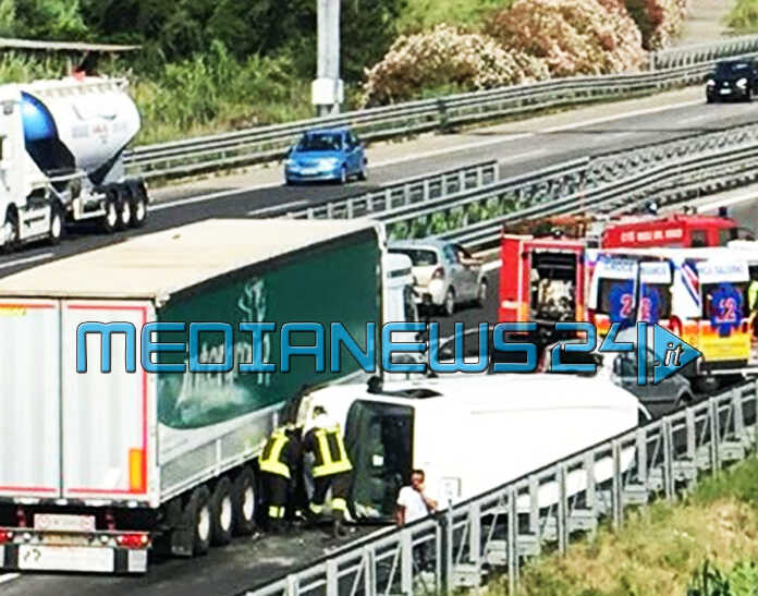 Incidente sulla A2 nei pressi di Pontecagnano: ferite due donne, 70enne in gravi condizioni
