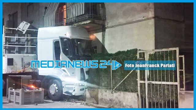 Angri. Incidente stradale, Autotreno finisce contro abitazione