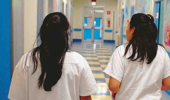 Gli infermieri italiani “scappano” in Svizzera: bisogna arginare questa fuga