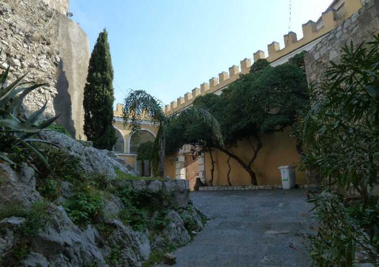 Cede il muretto nel Parco del Castello Fienga: 23enne fa un volo di dieci metri