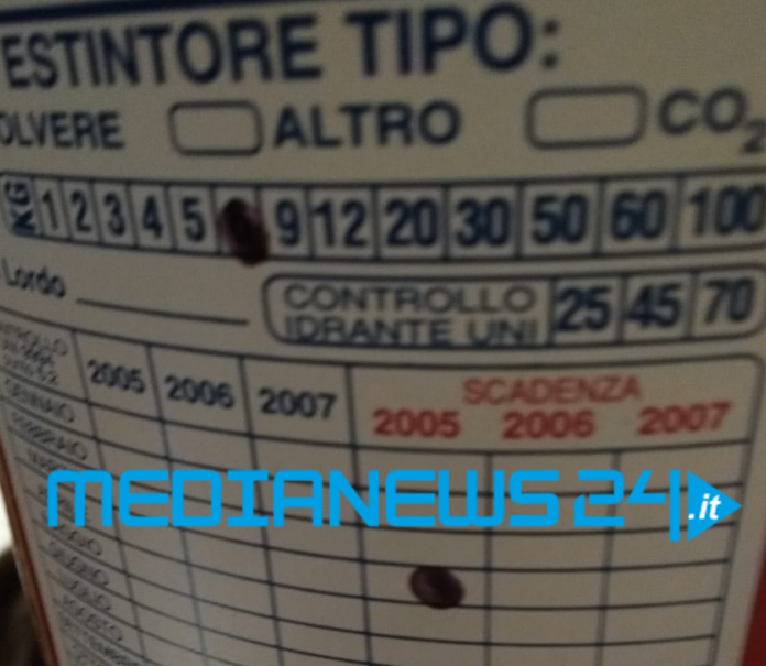 Estintori scaduti al centro vaccini