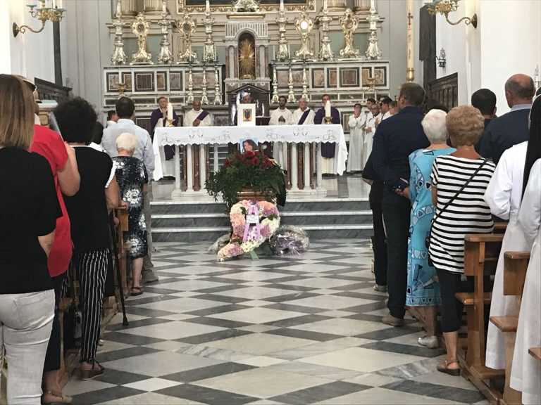 S. Anastasia – Bizzarro battibecco durante un funerale.