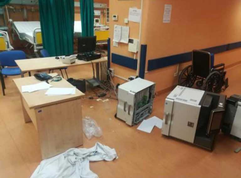 Da’ in escandescenza e mette a soqquadro il pronto soccorso dell’ospedale ‘San Paolo’