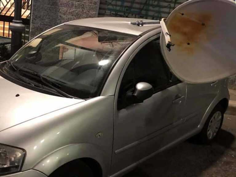 Angri. Vento forte in città, giù antenna parabolica