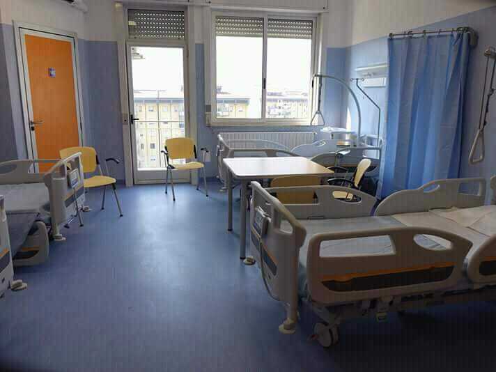 Nocera. I letti della nuova Medicina non entrano negli ascensori