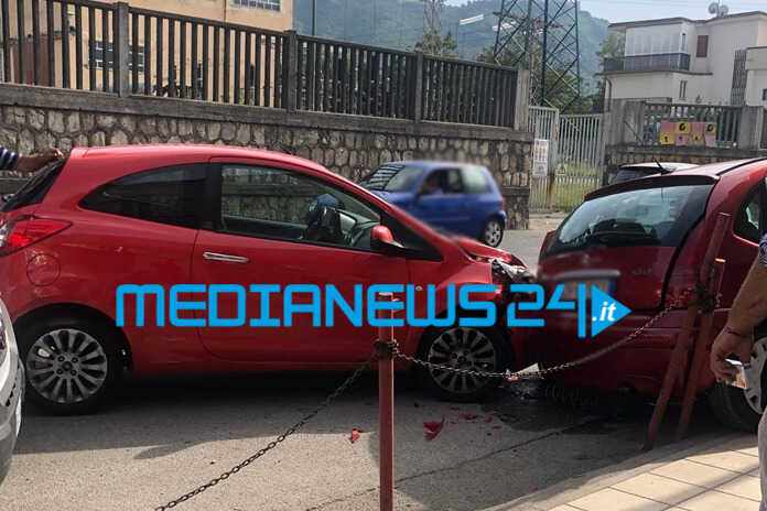 Angri. Perde il controllo dell’auto e si schianta contro le vetture in sosta