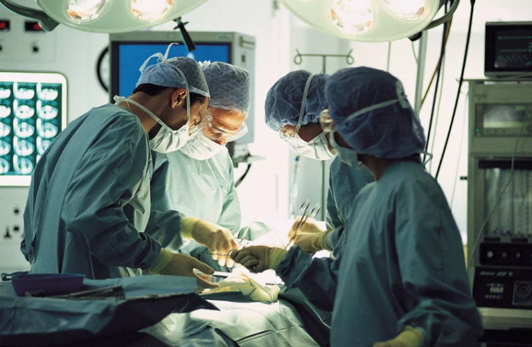 Un medico precario nell’equipe del primo trapianto di faccia in Italia