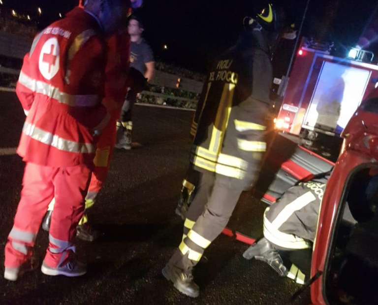 Salerno. Auto si ribalta sulla tangenziale, illesa la conducente
