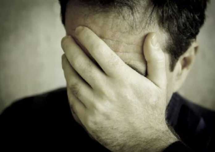 uomo vittima stalking