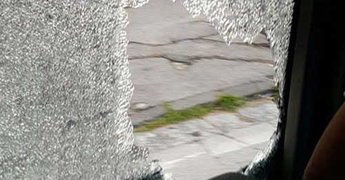 Cava, sassaiola di Halloween al bus: le famiglie dei vandali risarciranno