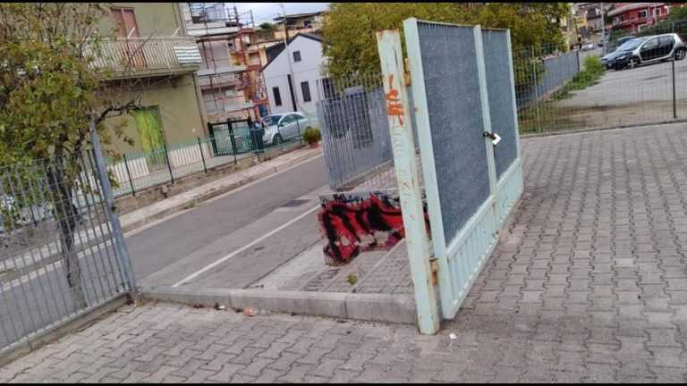 Bellizzi. Vandalizzata la Villa comunale, l’ira del sindaco Volpe