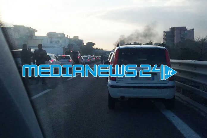 Veicolo in fiamme sull’A3: traffico in tilt tra Nocera e Angri