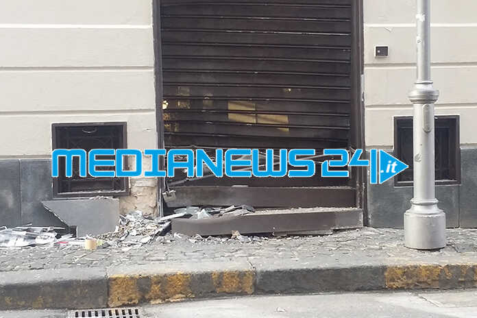 Angri - Bomba negozio in centro