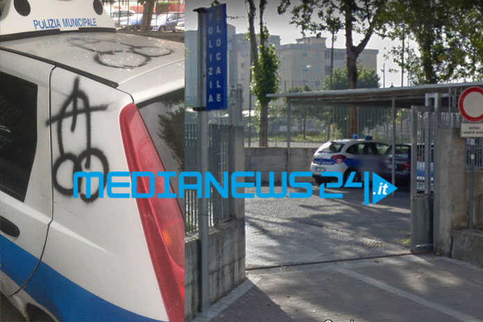Angri. Vandali nella notte al comando di polizia locale, imbrattate auto