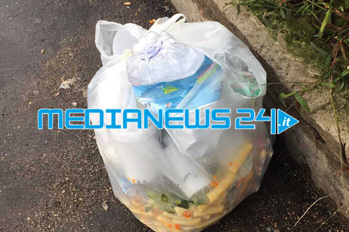 Angri. Rifiuti: Cittadini incivili, sacchetto selvaggio in via Nazionale