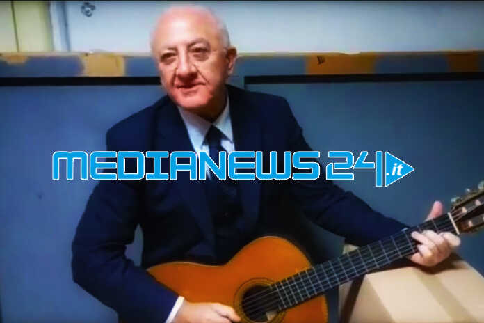 Napoli. Il presidente con la chitarra