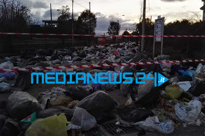 Scafati. Rifiuti sommergono un cavalcavia