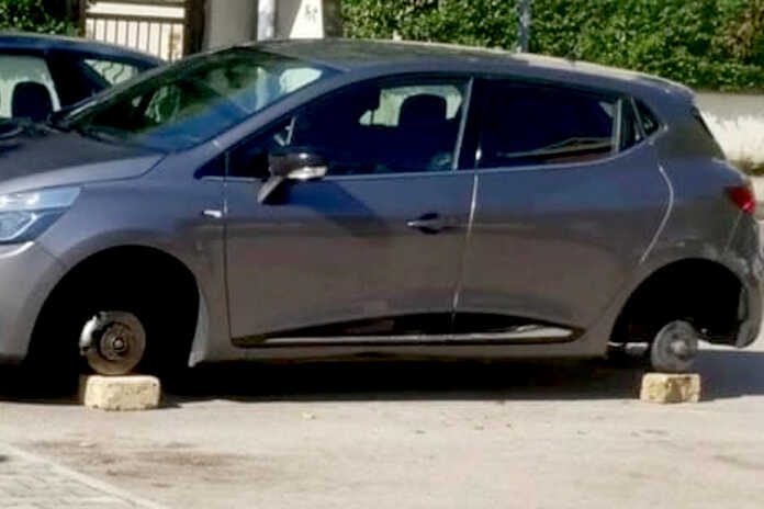 Angri – Mattoni al posto delle ruote, l’amara sorpresa di alcuni automobilisti di via Ardinghi