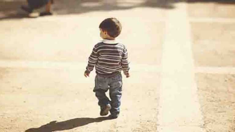 Bimbo di 3 anni girovaga di notte in città, salvato dai carabinieri